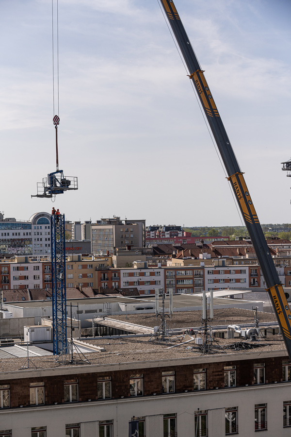 Uprostřed Grandu stojí jeřáb