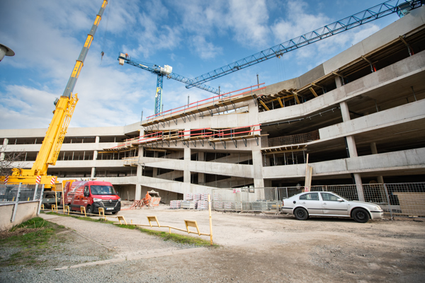 Demontáž jeřábu na stavbě parkovacího domu